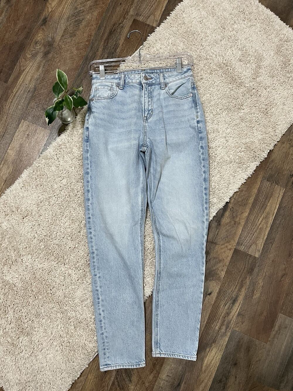 American Eagle Size 0 Light Wash Whiskered Strigid High-Rise Ankle Mom Jeans